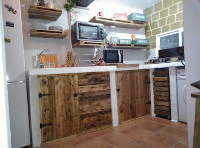 Dirección, horario, teléfono y opiniones de Carpintería La Chica de Los Pallets Artesana Madera en Huelva