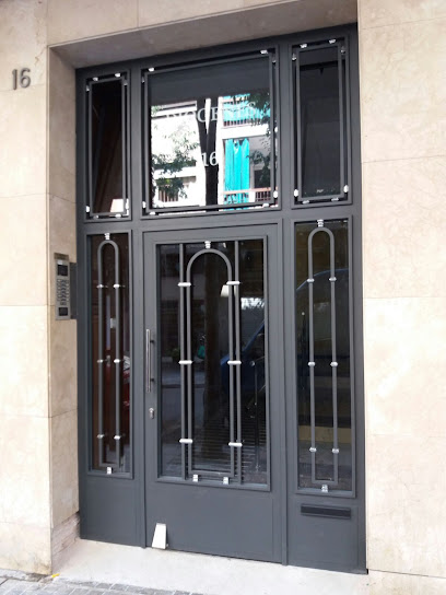 Dirección, horario, teléfono y opiniones de Comercial Reyes (Carpintería Metalica Hierro y Aluminio) en L'Hospitalet de Llobregat