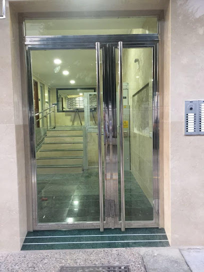 Dirección, horario, teléfono y opiniones de Aluminio y Cristalería La Noria en Fuengirola