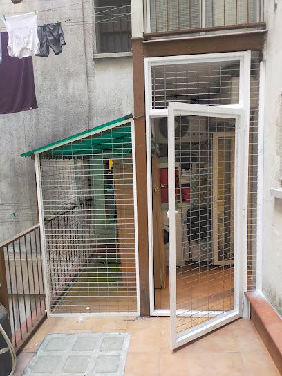 Dirección, horario, teléfono y opiniones de Carpintería de Aluminio Besteiro en Madrid