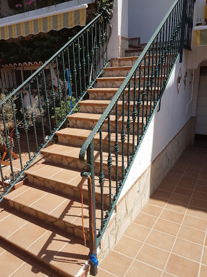Dirección, horario, teléfono y opiniones de Hierros y Aluminios Las Lagunas S.L. en Mijas